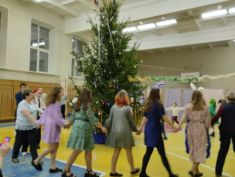 Новогодний праздник в старших классах.